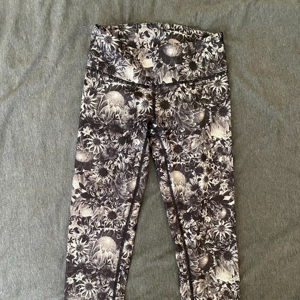 Black/White Floral Print Lululemon Cropped Leggings Size XS/S